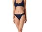 Donkerblauwe bikini: triangeltop en slip.