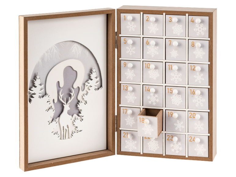 Houten adventskalender met 24 lades en winterse herten decoratie.