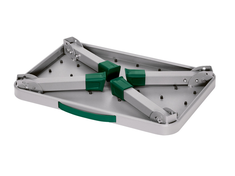 Gevouwen campingtafel met groene handgreep.