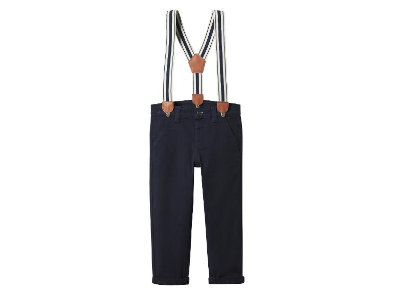 Donkerblauwe broek met wit-donkerblauwe gestreepte bretels en bruine lederen details.