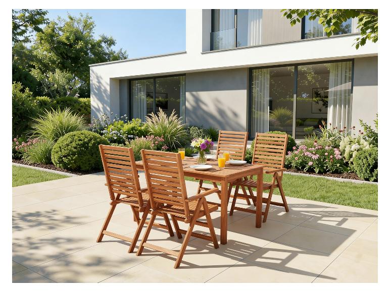 Houten tuinmeubelen op een terras met gazon en modern gebouw op de achtergrond.