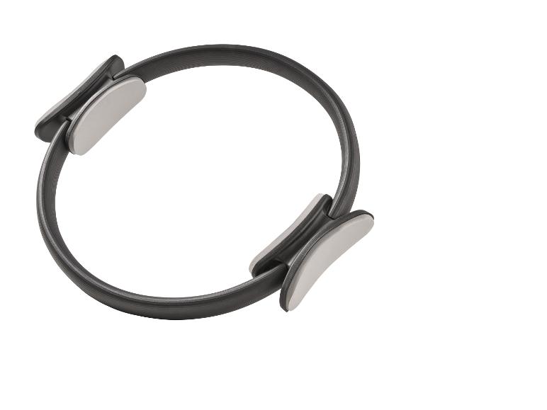 Grijze en zwarte pilatesring met ergonomische handvatten.