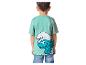 Een jongen draagt een lichtgroen T-shirt met een Smurf erop.