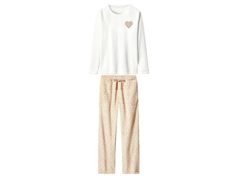 Witte pluche pyjama met hart en beige gestippelde broek.