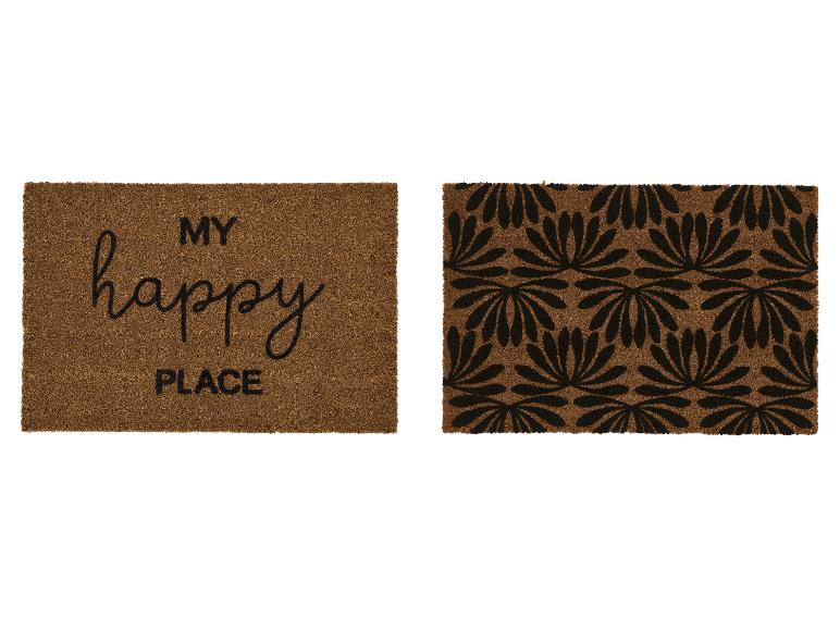 Twee bruine kokosmatten, één met de tekst 'MY happy PLACE', de andere met een zwart bloemmotief.