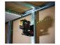 3D-laserwaterpas projecteert groene lijnen op metalen frame en houten wand.