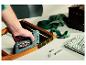 LIVARNO® R53 handtacker: hand niet groene band op houten frame.