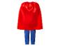 Rode cape en blauwe broek van een superheldenkostuum