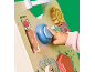 Kinderhand speelt met een houten activiteitenloopwagen met vos, beer en tandwielen.