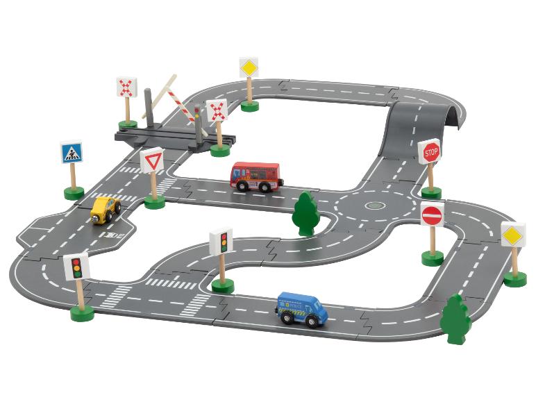 Houten weg speelset met voertuigen en verkeersborden.