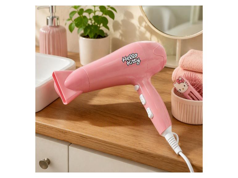 Roze Hello Kitty haardroger op een houten badkamermeubel