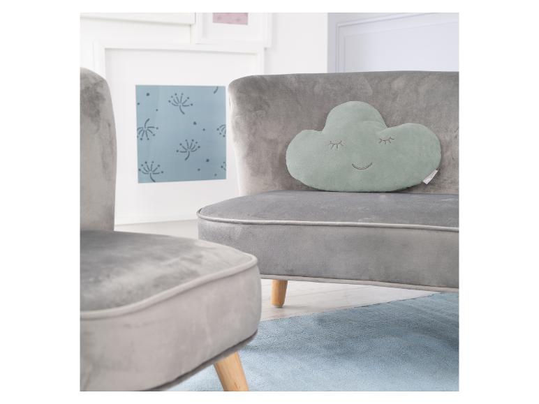 Twee grijze fauteuils met een groen wolkenkussen in een lichte kamer.