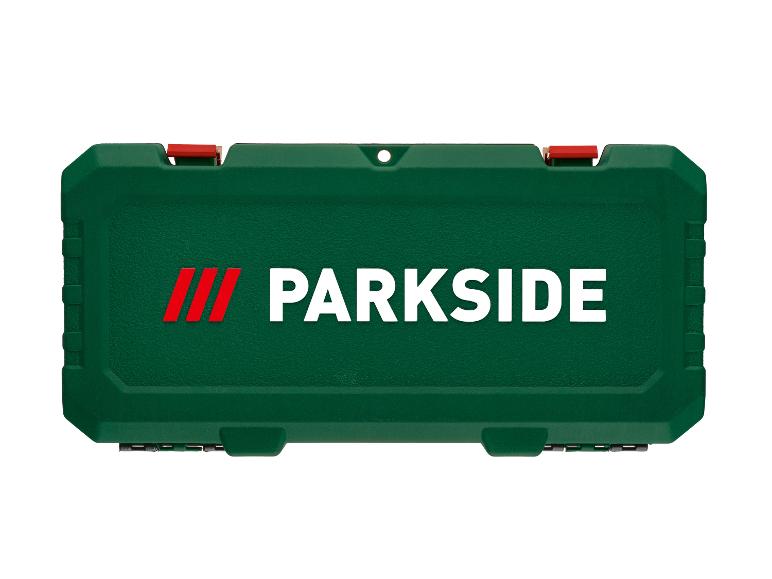 Groene gereedschapskist met rode details en de merknaam in wit