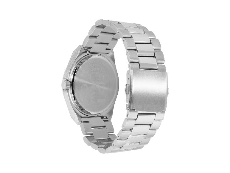 Een zilveren horloge met stalen bandje.