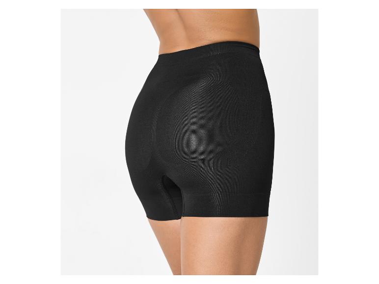 Vrouw in zwarte high-waist corrigerende shorts, achteraanzicht