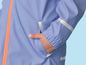 Een blauwe regenjas met reflecterende strepen en een oranje rits.