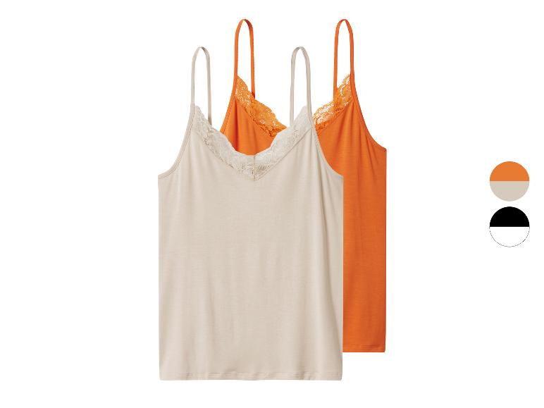 Twee dames camisole tops met kant, één beige en één oranje.