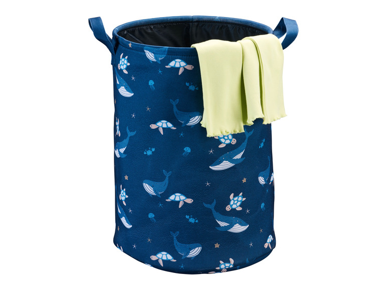 Een blauwe wasmand met walvissen en schildpadden.