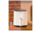 Een witte Cosori airfryer op een houten aanrecht.