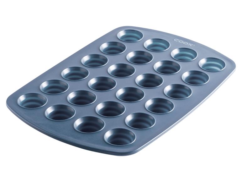 Een blauwe bakvorm van Coox voor 24 mini muffins of cupcakes.