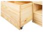 Uitgeschoven lichte houten lade met wielen en een aangrenzende plank.