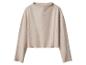 Een beige top met lange mouwen en boothals.