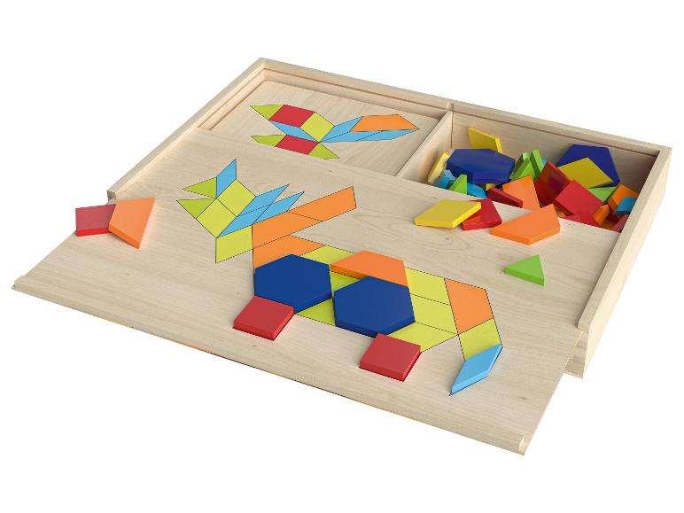 Houten doos met gekleurde geometrische vormen om in elkaar te zetten.