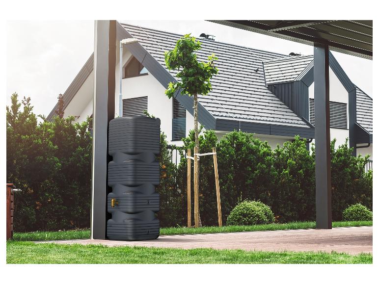 Donkergrijze regenton voor een modern huis met gazon en terras.