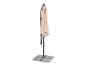 Beige parasol met stenen voet en grijs frame.