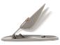 Opvouwbare beige strandparasol met een basis en vergrendelingsmechanisme.