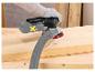 Een persoon schuurt een houten plank met een draadloze excenterschuurmachine.