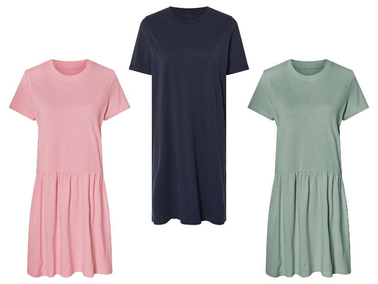 Drie T-shirtjurkjes: roze, donkerblauw, saliegroen.