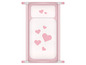 Een roze kinderbed met een dekbed met hartjes.