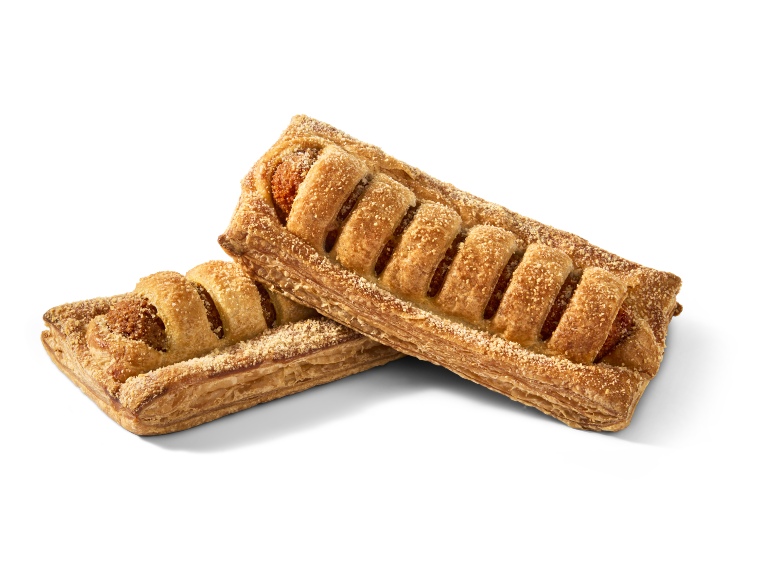 Twee goudbruine bladerdeegbroodjes met hartige vulling op een zwarte achtergrond