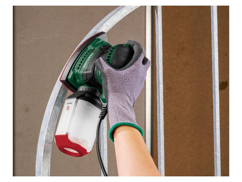 Handschuurmachine met stofreservoir schuurt een metalen oppervlak.