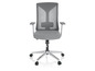 Grijze mesh bureaustoel met armleuningen op wielen.