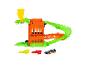 Speelset met krokodilvormige oprit, oranje gebouw, groene baan en speelgoedauto.