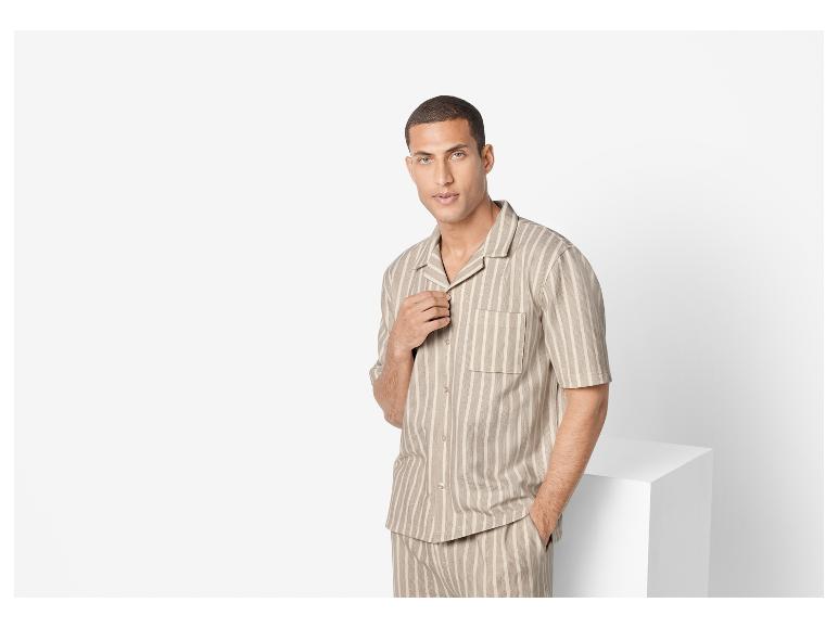 Beige gestreepte pyjama: shirt en broek.