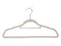 Een beige fluwelen kledinghanger met een metalen haak.