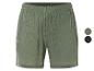 Olijfgroene shorts van stof, casual stijl.