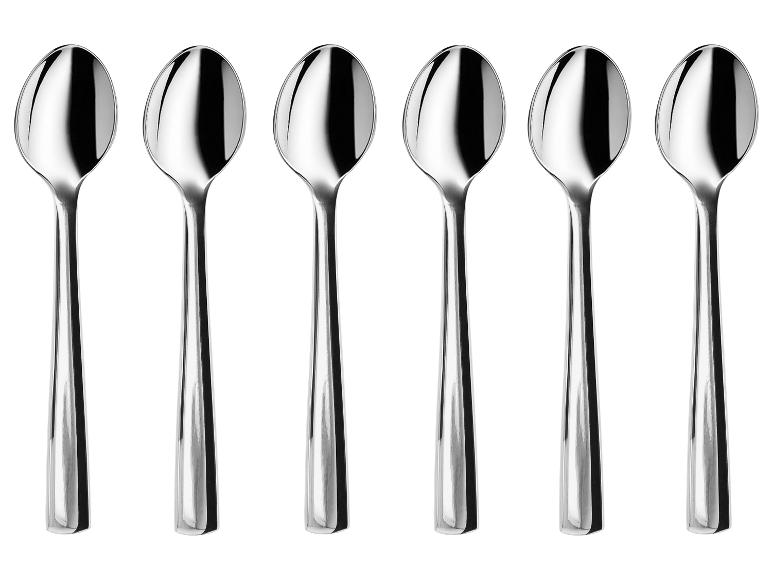Zes zilveren lepels op een witte achtergrond.