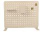 Crèmekleurig pegboard met plank, documenthouder en twee messing haken.