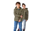 Twee kinderen in olijfgroene winterjassen en jeans, jongen vooraan, meisje achteraan.