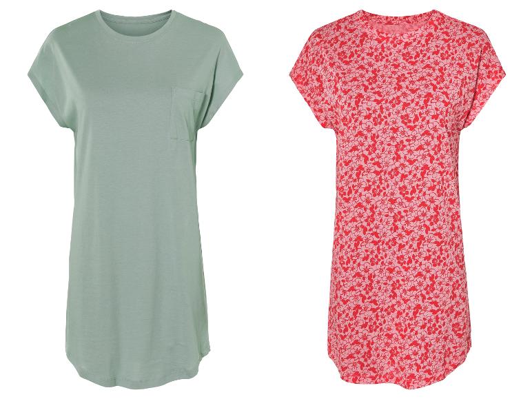 Twee shirts: een lichtgroene en een rode met bloemenprint.