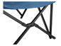 Detail van een blauwe campingstoel met een zwart frame.