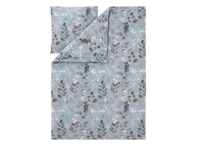 Dekbedovertrekset met lichtblauwe basis en bruine bladeren en witte bloemen.