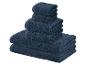Stapel donkerblauwe handdoeken in verschillende maten op een witte achtergrond.