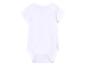 Witte baby romper met korte mouwen.