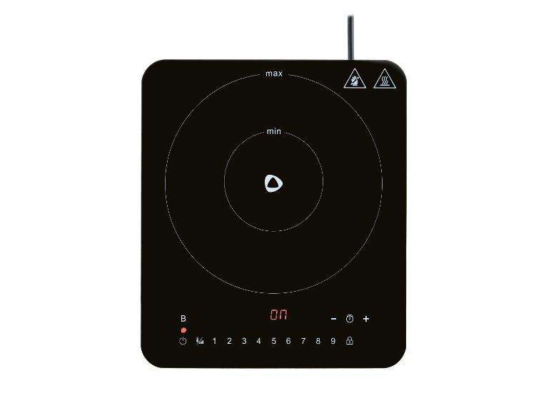 Zwarte inductiekookplaat met bedieningspaneel, toont 'ON' en vermogensinstellingen.