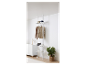 Een witte wandkast met planken en kleerhangers voor kleding en schoenen.